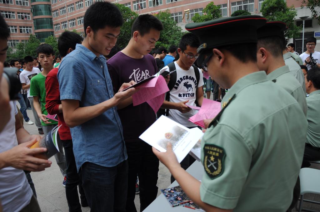 2014年大学生应征入伍政策宣传咨询活动举行